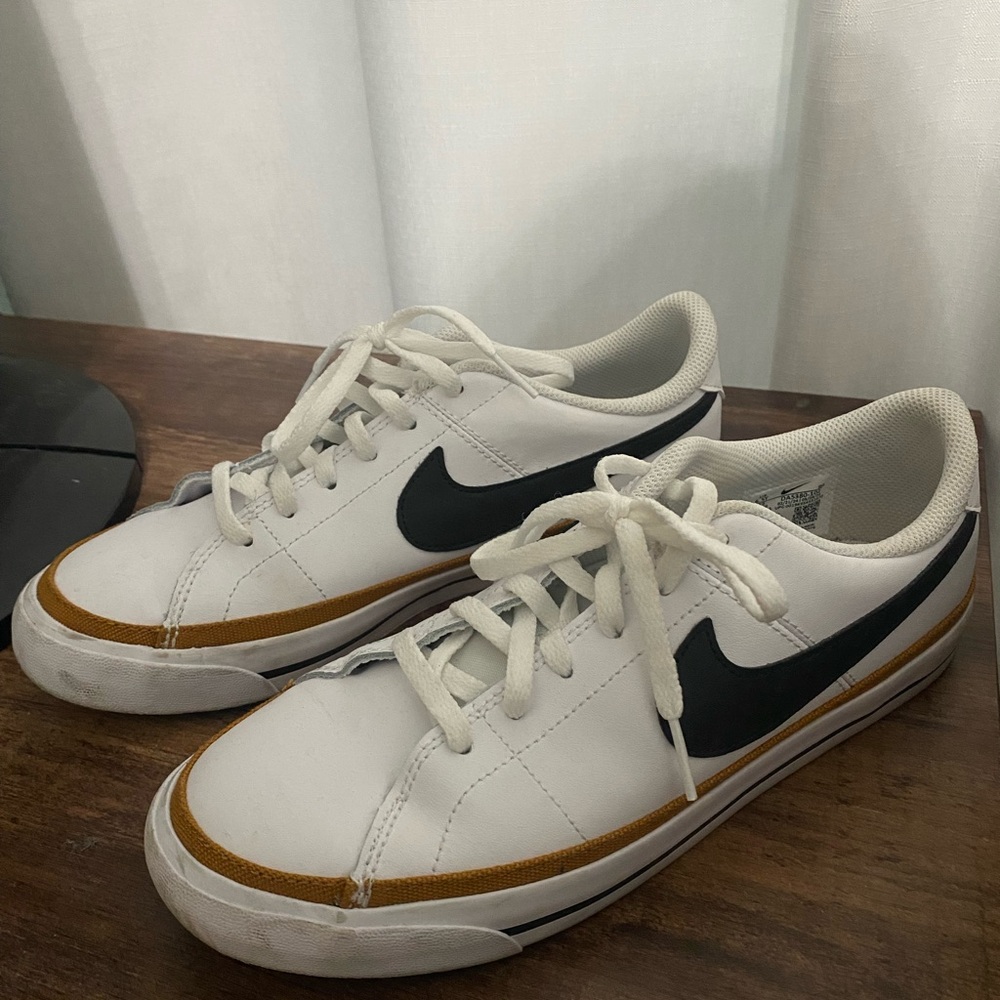 Nike White and Black Sneakers